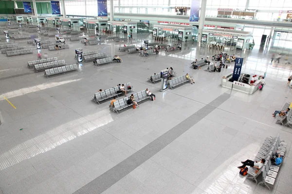 GUANGZHOU, CINA - 13 GIUGNO: Stazione ferroviaria di Guangzhou Sud per — Foto Stock