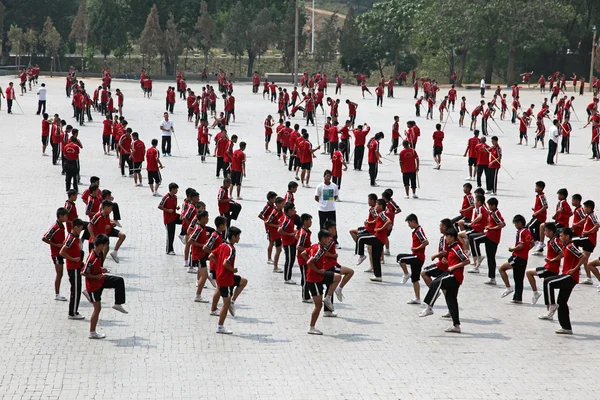 Chiny - 14 czerwca: Shao Lin szkoły Kung fu chłopców szkolenia na zewnątrz — Zdjęcie stockowe