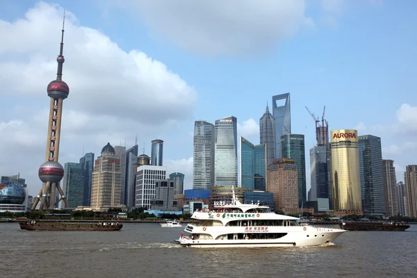 Shanghai - juni 15: shanghai pudong skyline view from the bund - — Stockfoto