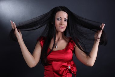 Kırmızı elbiseli genç bayan.