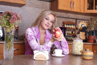 kadın kokusu bir fincan sıcak bir içecek, koklama Servis Kahvaltı kitc