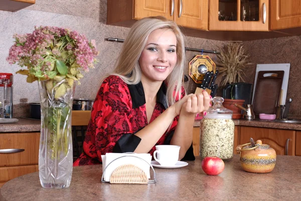 Mujer oliendo la taza de aroma de la bebida caliente, desayuno en el kitc — Foto de Stock