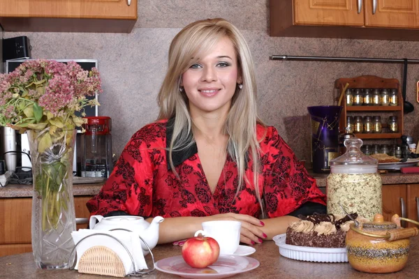 Frau schnuppert den Duftbecher Heißgetränk, Frühstück in der Küche — Stockfoto