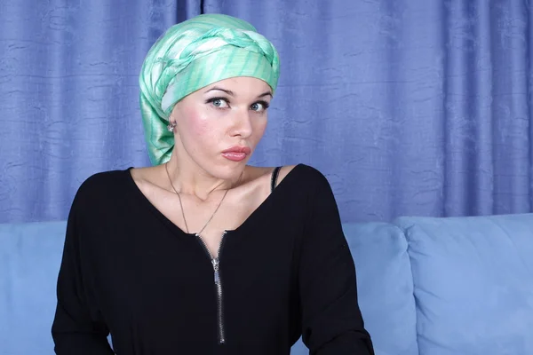 Mujer en turbante árabe verde del este —  Fotos de Stock