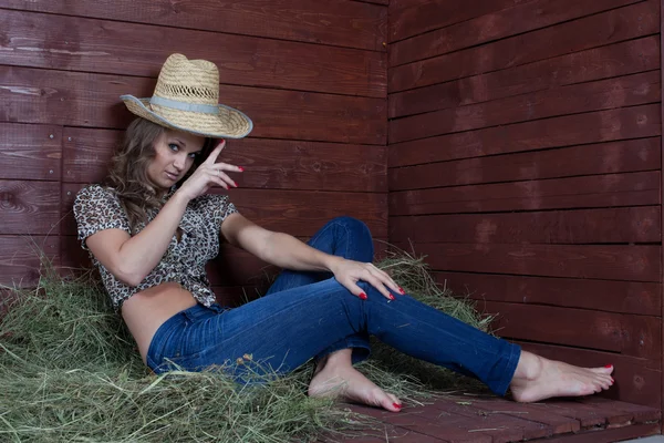 Junge Landfrau entspannt sich — Stockfoto