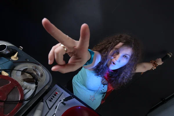 Cooler DJ isoliert auf schwarz — Stockfoto