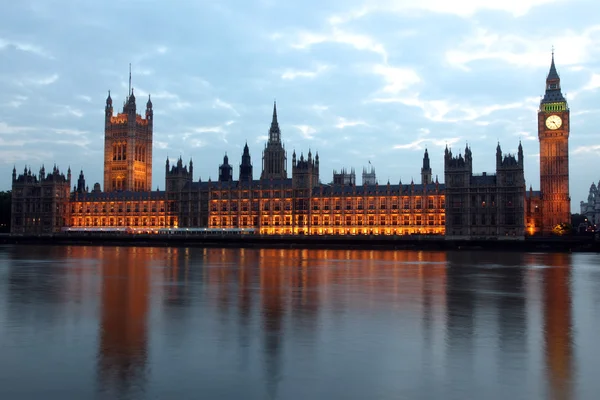 Avond van de big ben en de huizen van het Parlement op de thames, Londen, u — Stockfoto