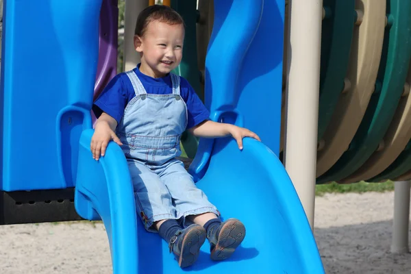 男の子のホット晴れた日の屋外で — ストック写真