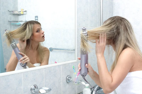 Femme dans la salle de bain au miroir — Photo