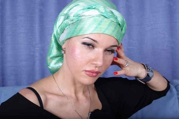Mujer en turbante árabe verde del este — Foto de Stock