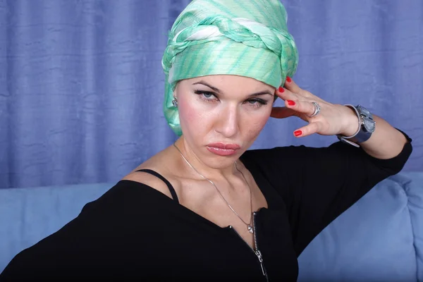 Frau im grünen ostarabischen Turban — Stockfoto