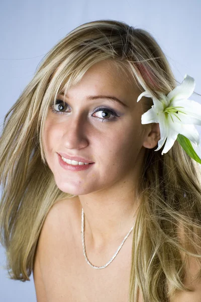 Söt blondin med lily — Stockfoto