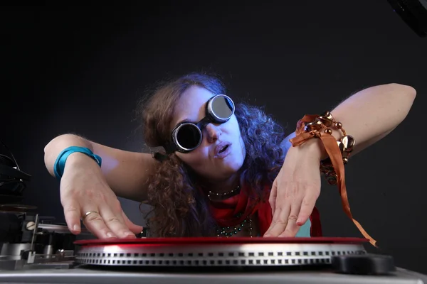 Cooler DJ isoliert auf schwarz — Stockfoto