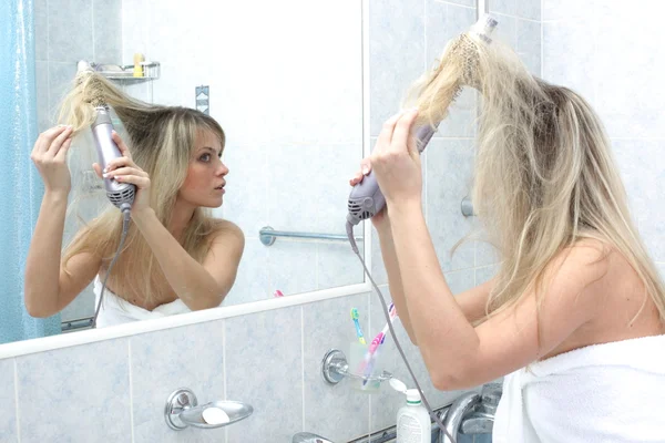 Mulher no banheiro no espelho — Fotografia de Stock