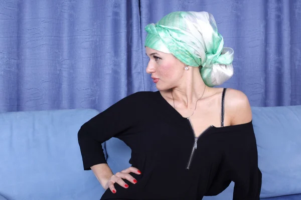 Vrouw in groene Oost-Arabische tulband — Stockfoto