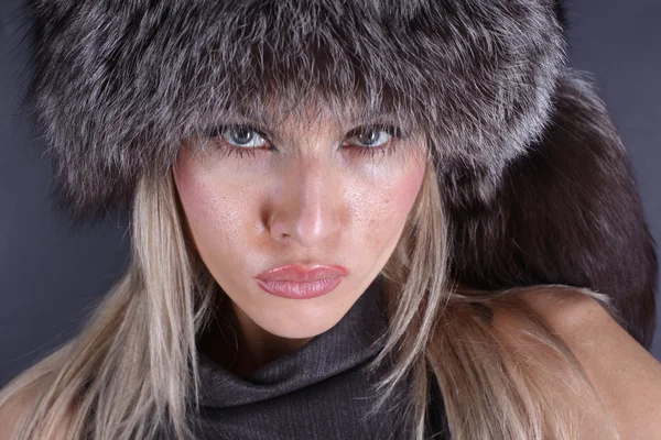 Güzel bayanı kış kürk şapka — Stok fotoğraf