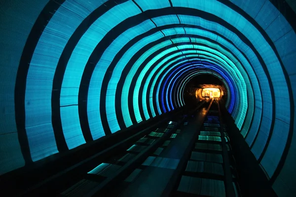 Tren subterráneo de alta velocidad con desenfoque de movimiento — Foto de Stock
