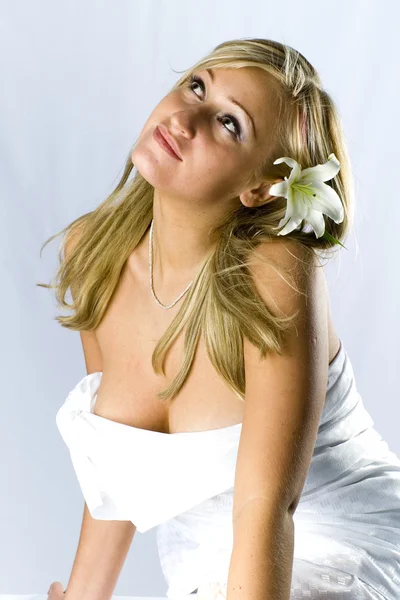 Roztomilá blondýnka s lily — Stock fotografie