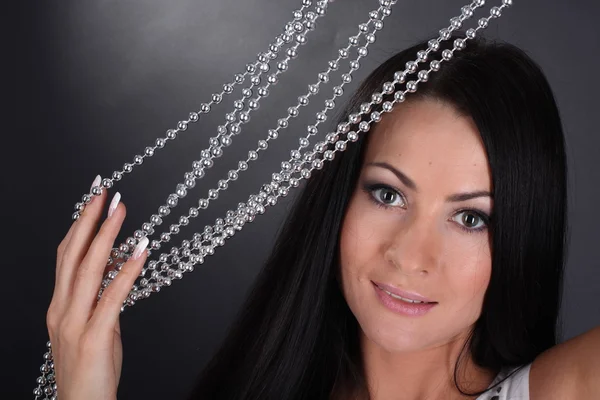 Mädchen isoliert auf grau mit Perle — Stockfoto