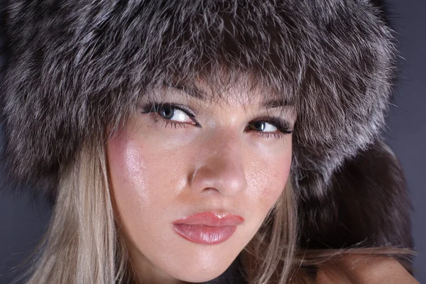 Bella giovane donna in cappello di pelliccia invernale — Foto Stock