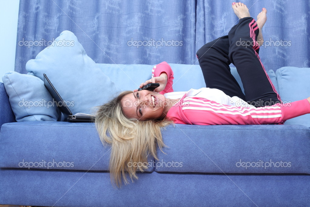 Трахнутая на синем диванчике цыпочка