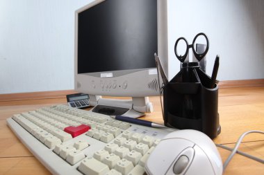 Office iş yerinde bilgisayar ile