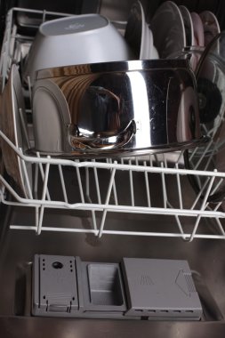 Bulaşıkları bulaşık makinesi yakın çekim dışarı