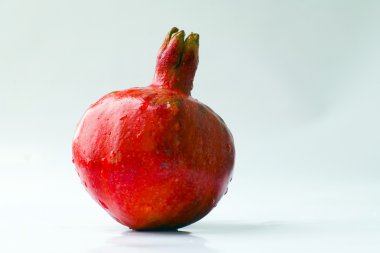 Olgun meyve nar beyaz zemin üzerine