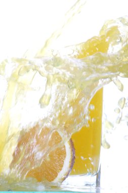 limon suyu cam ile suyu sıçrama, beyaz zemin üzerine izole limon dilimi.