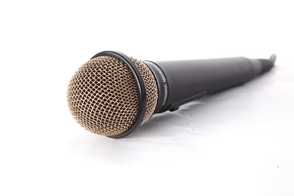 Silbernes Mikrofon mit schwarzem Draht isoliert auf weißem — Stockfoto