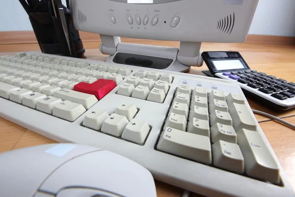 Ordenador de escritorio con pantalla en blanco —  Fotos de Stock