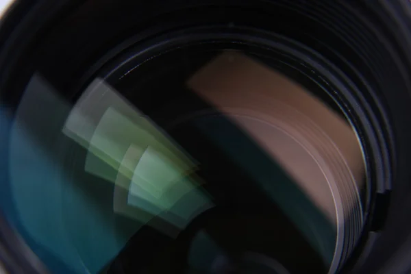 Lens dslr fotoğraf makinesi beyaz zemin üzerine — Stok fotoğraf