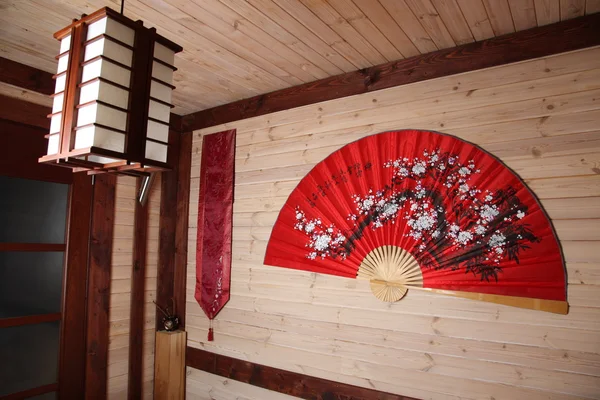 Une chambre traditionnelle chinoise avec grand ventilateur — Photo