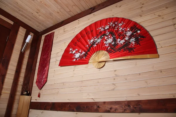 Une chambre traditionnelle chinoise avec grand ventilateur — Photo