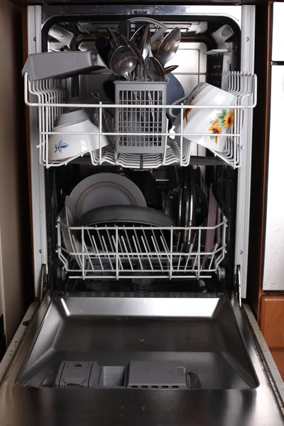 Посуда из посудомоечной машины крупным планом — стоковое фото