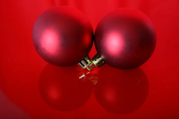 Bolas de Natal vermelho no fundo de Natal vermelho — Fotografia de Stock