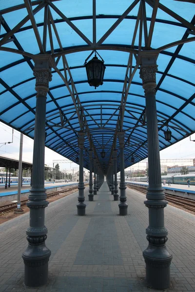 Estação ferroviária moderna em estilo retro — Fotografia de Stock