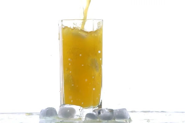 Ποτήρι χυμό λεμονιού με φέτα λεμονιού, με χυμό βουτιά, απομονώνονται σε λευκό φόντο. — Φωτογραφία Αρχείου