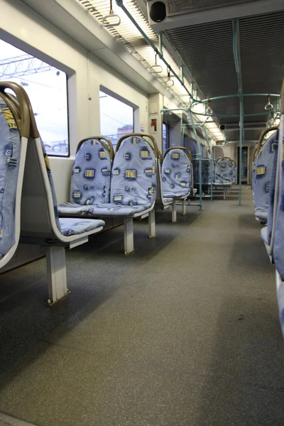 Interior del tren contemporáneo. Asientos vacíos . — Foto de Stock