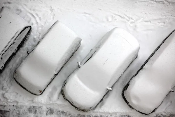 Grande queda de neve coberto carros na cidade — Fotografia de Stock