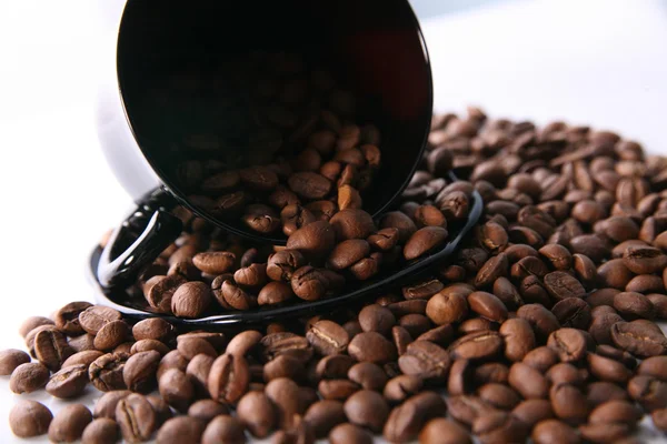 Kopp og kaffebønner i bakgrunnen  . – stockfoto