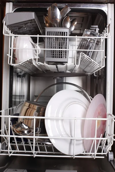 Geschirr aus der Spülmaschine in Großaufnahme — Stockfoto