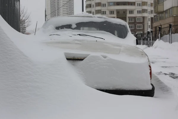 Grandes nevadas cubiertas de coches en la ciudad — Foto de Stock