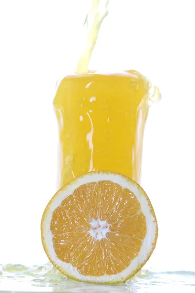 Lemon juice glass with lemon slice. Isolated on white background — Stock Photo, Image