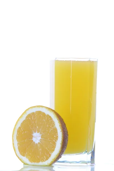 Zitronensaftglas mit Zitronenscheibe. isoliert auf weißem Hintergrund — Stockfoto