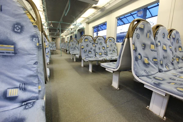 Interior del tren contemporáneo. Asientos vacíos . — Foto de Stock