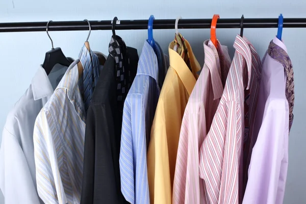 Skjortor med slips på galge — Stockfoto