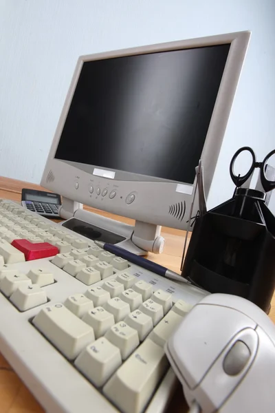 Posto di lavoro ufficio con computer — Foto Stock