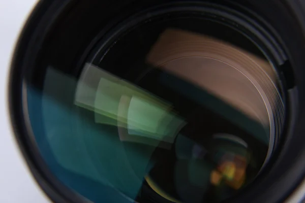 Objektiv für die DSLR-Kamera auf weißem Hintergrund — Stockfoto