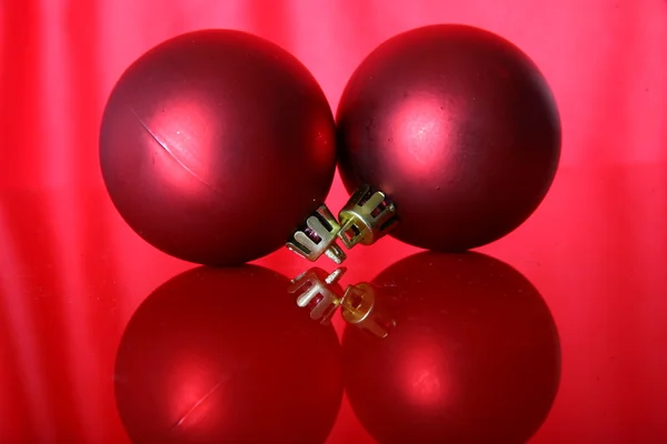 Κόκκινες μπάλες Χριστούγεννα στο κόκκινο φόντο Χριστούγεννα — Φωτογραφία Αρχείου